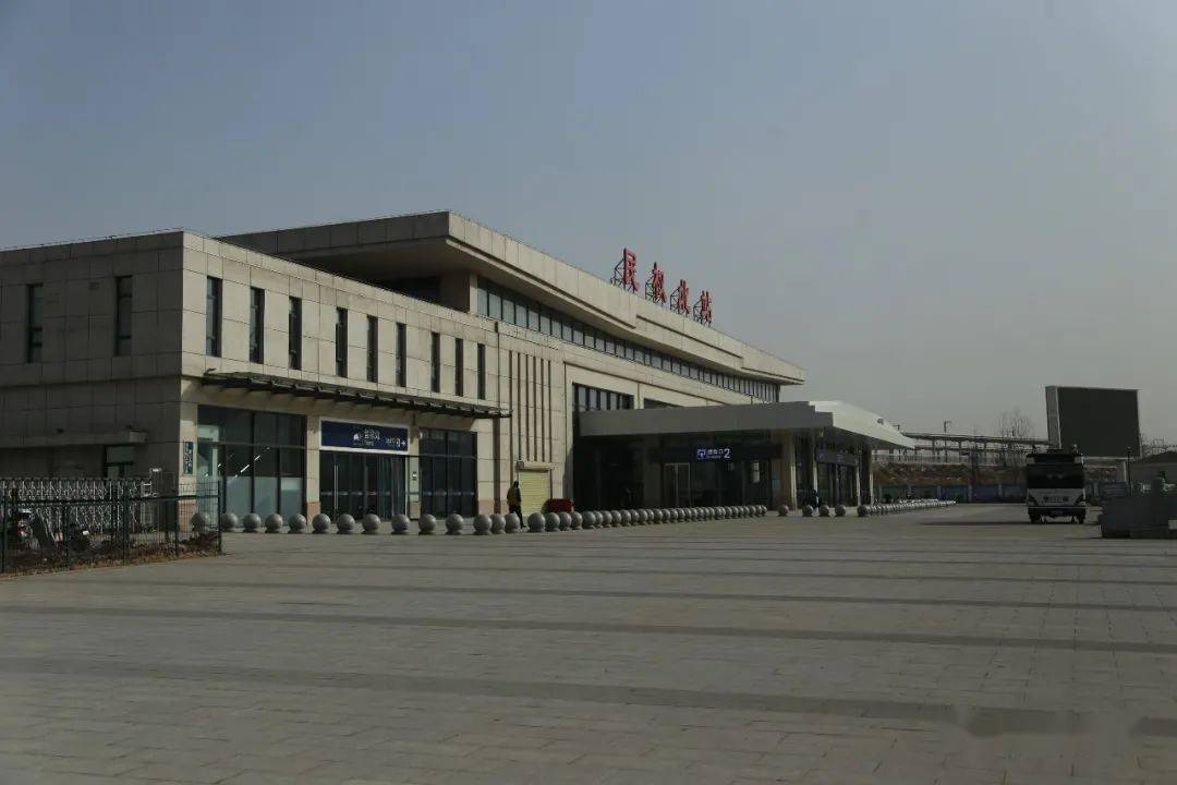 民权北站进站口处,扩音器正在外放着注意事项,每一个进站乘客必须带