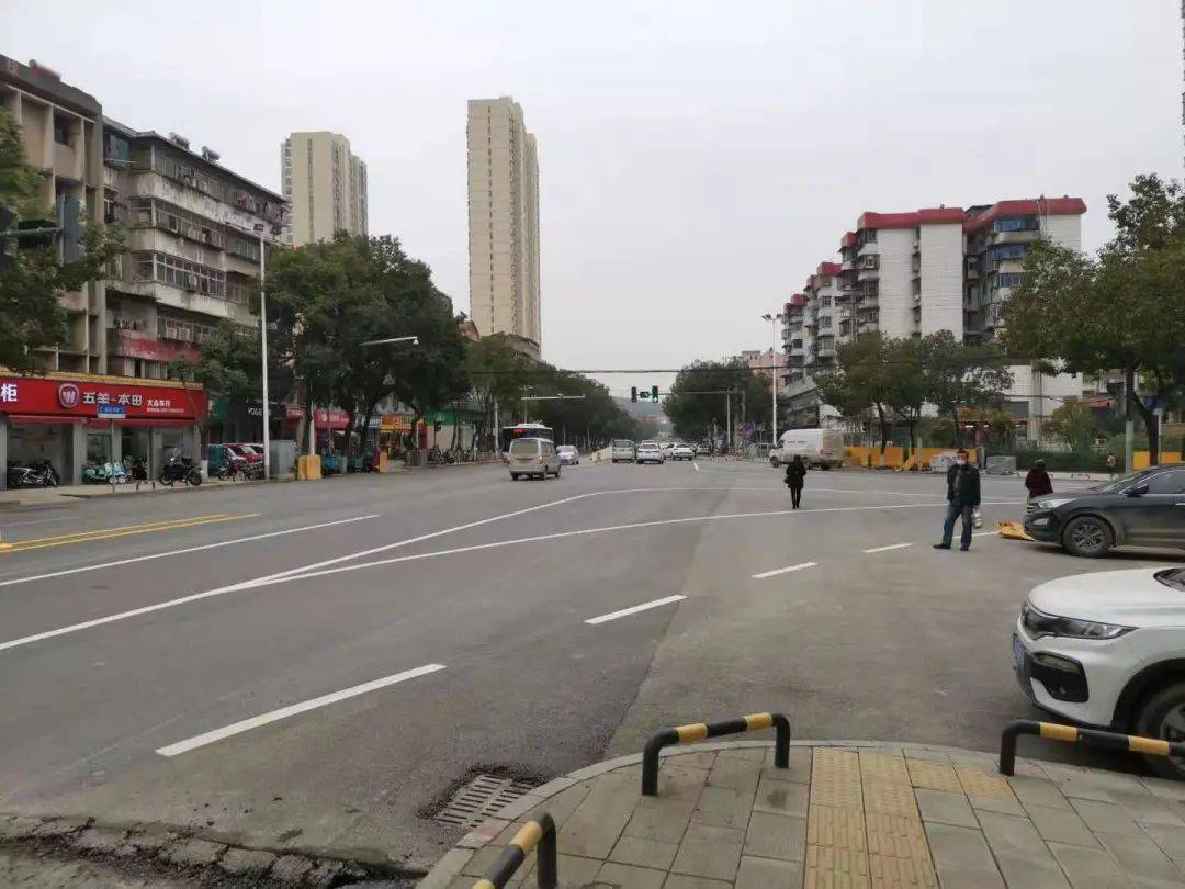纸坊大街作为贯穿城区东西方向的一条"大动脉",其作用不言而喻.