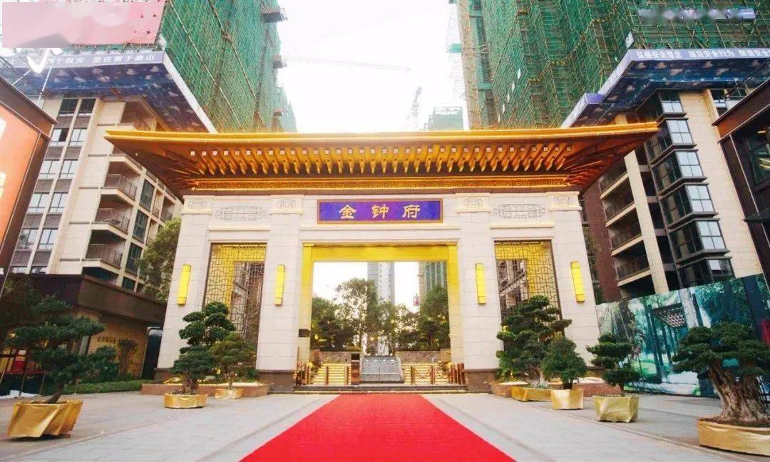 金钟府王府规制恢弘大门,28.2米开间,总高12.3米,内高7.4米.