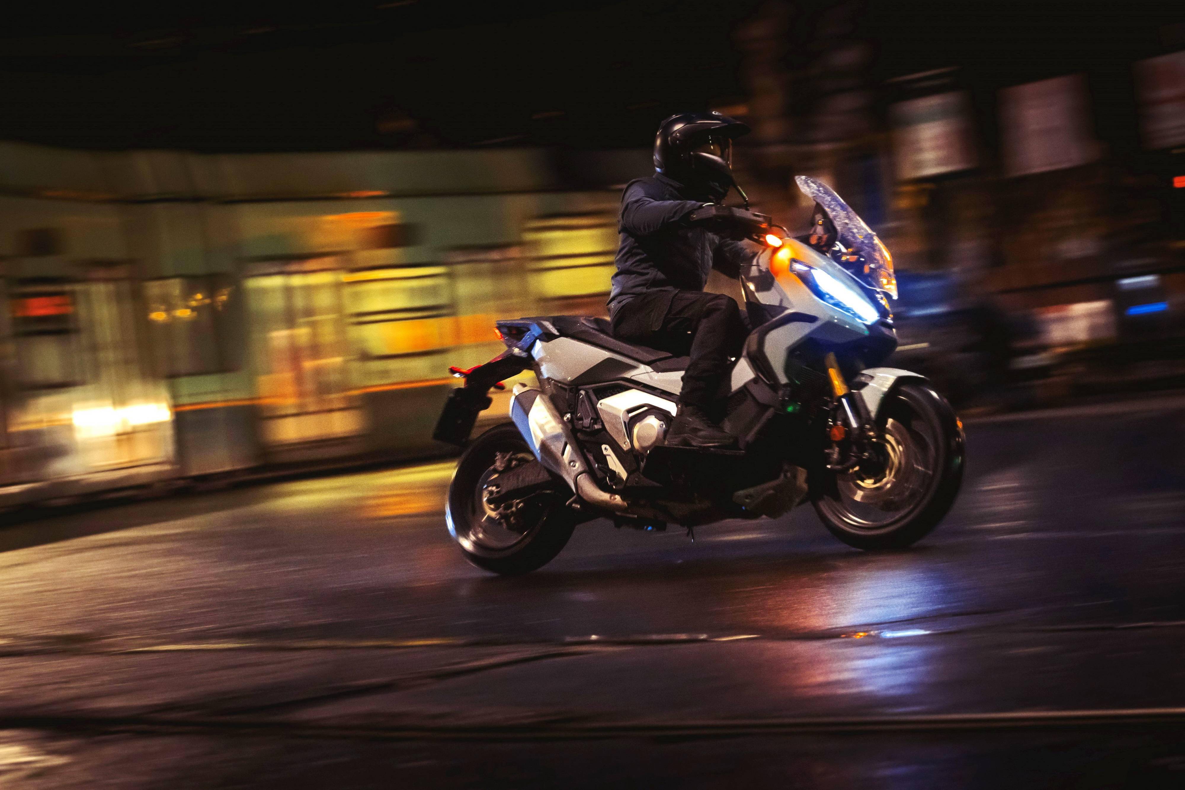 honda 新一代 x-adv:户外特写