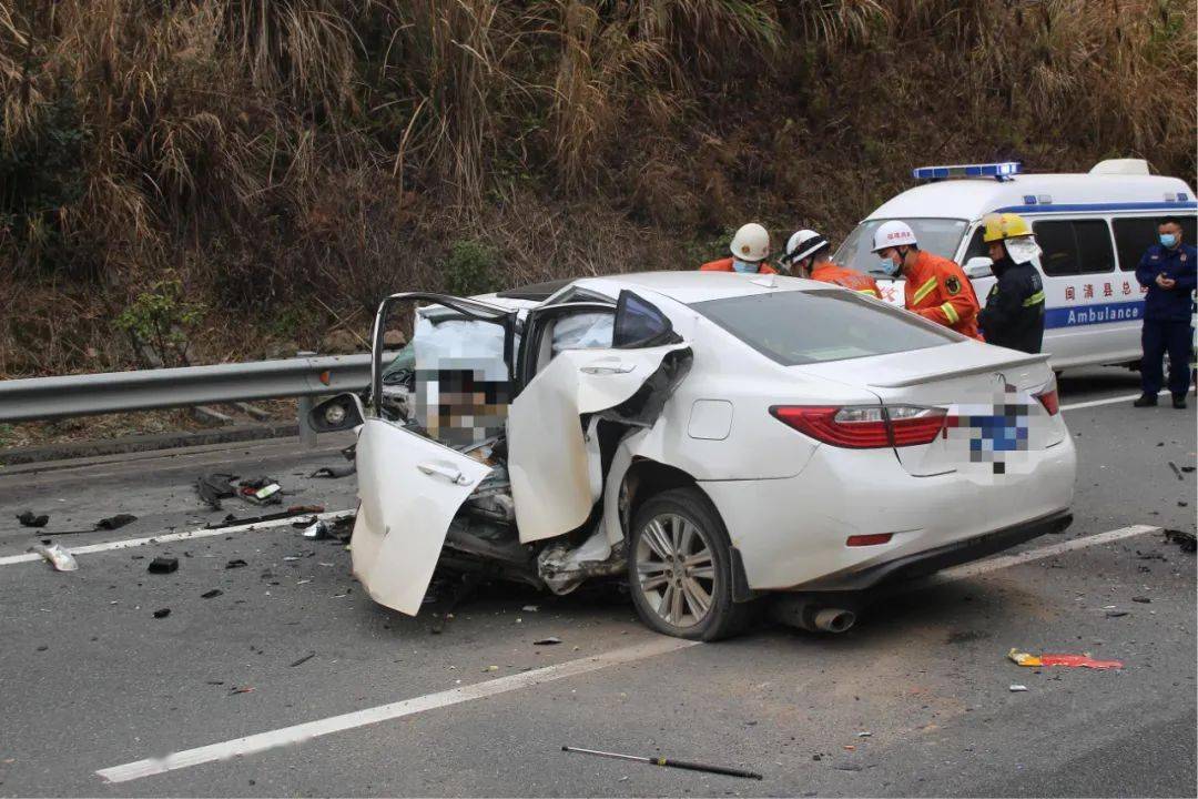 当场死亡事故造成小车驾驶员直接撞上隔离护栏被弹飞却仍然径直往前