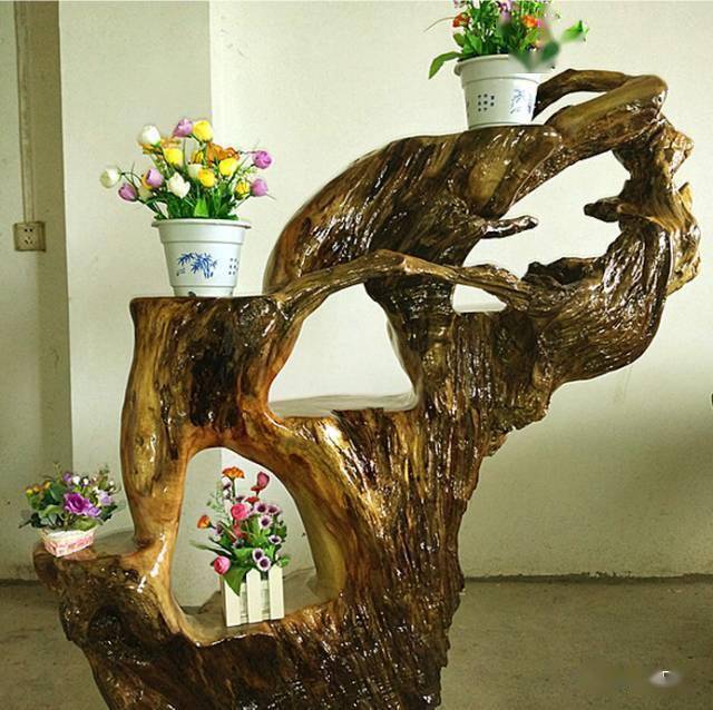 在无数的根雕艺术品中,根雕花架最能展现出根雕的这种发现自然美的