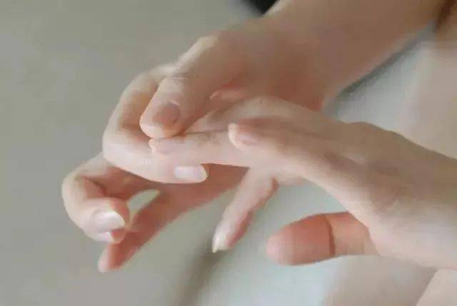 白天刮丝袜,晚上刮被子,让男友暖脚也被嫌弃!