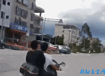 揭阳楼路段一拖鞋靓仔蛇形压弯大秀车技,这是把马路当