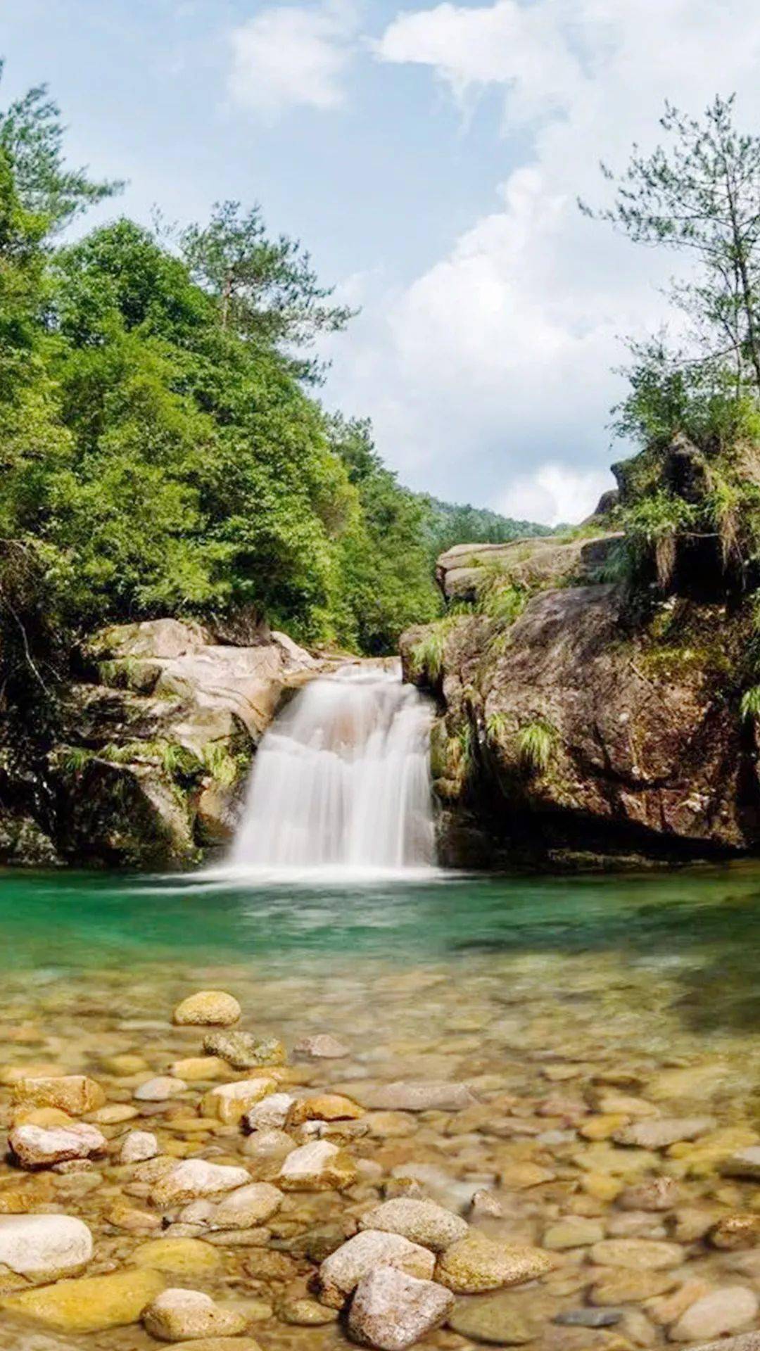 (图为大茅山景区马溪(左图为德兴凤凰湖景区;右图为德兴市龙头山乡