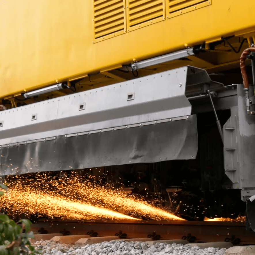 铁建装备世界首台全永磁电机驱动混合动力钢轨打磨车在昆明下线