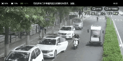 一辆白色客车,在位于北京市门头沟区的一处非机动车道停车泊位内停车