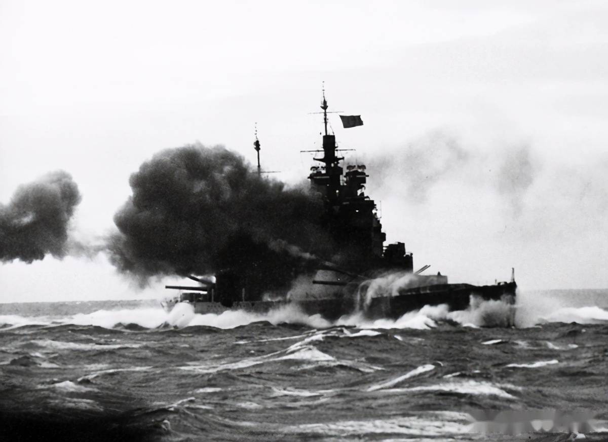 北角海战中,"约克公爵"号战列舰用356毫米主炮向"沙恩霍斯特"号开火