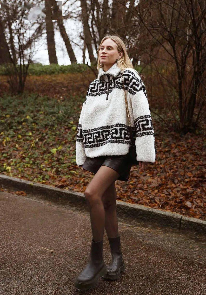 风膝下靴,混搭得既少女又妩媚▼乱入一张elsa的gucci白丝膝下靴look