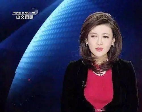 是的,她就是李红,央视四套《海峡两岸》的女主播.她被誉为央视