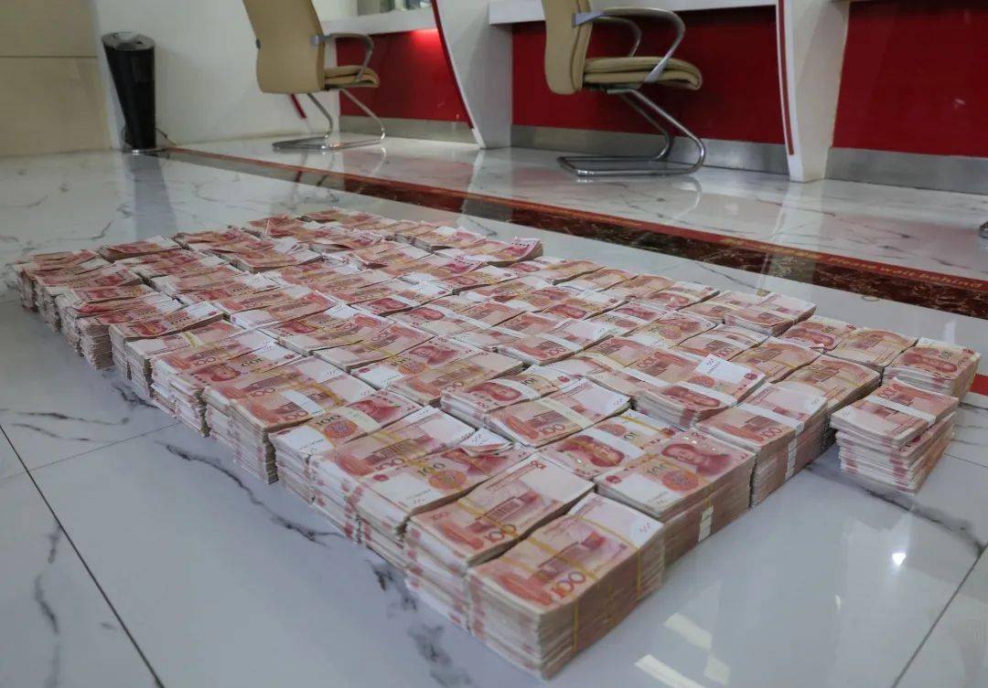 现场扣押涉案电脑63台,手机236部,银行卡713张,现金120多万元人民币