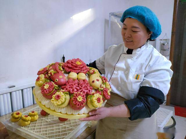 很多色彩鲜艳,造型独特,花式新颖的花糕都出自她之手