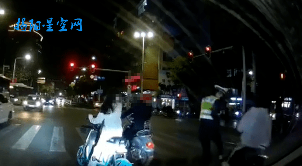 汕头一辅警脚踹摩托车,官方通告来了!