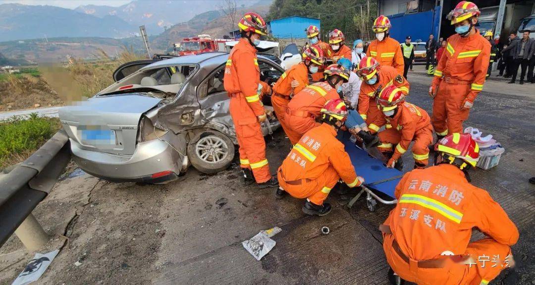 两车相撞1人被困 华宁消防紧急救援