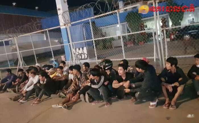 柬埔寨28名不良青年被抓,均手持武士刀等武器