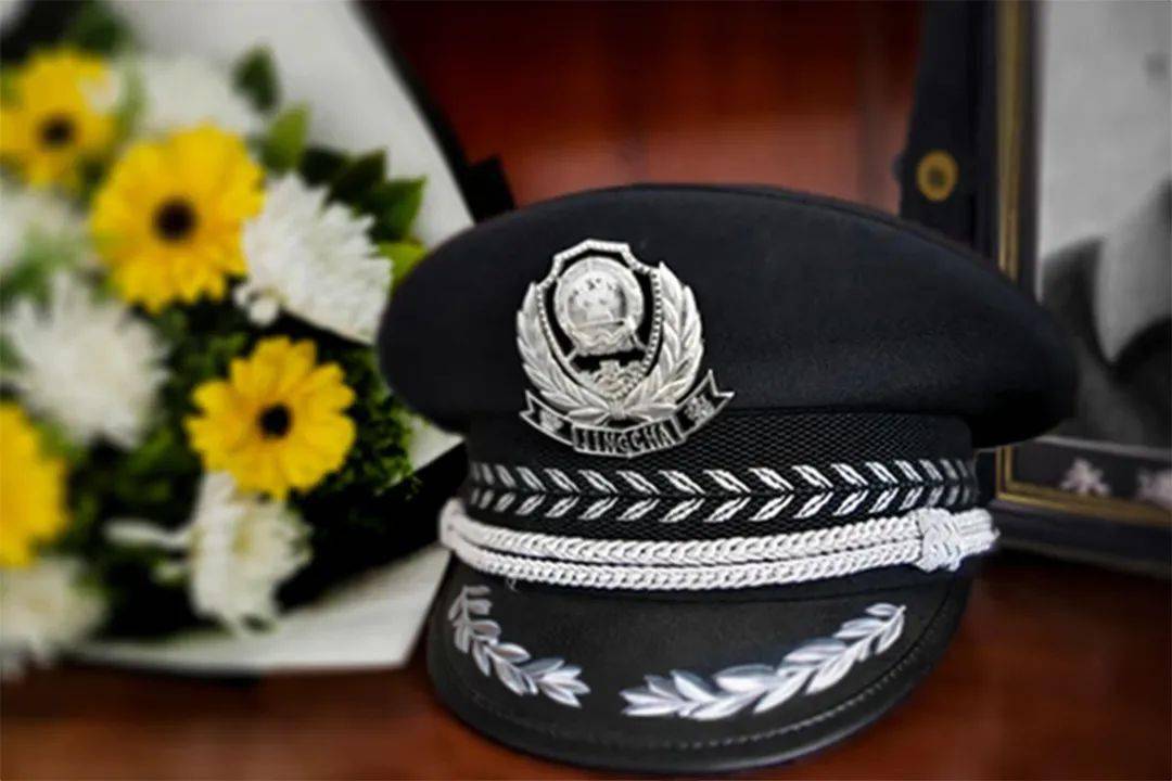 2月2日深夜,特警队员将吴立冉的警帽放至其父亲的遗像旁边
