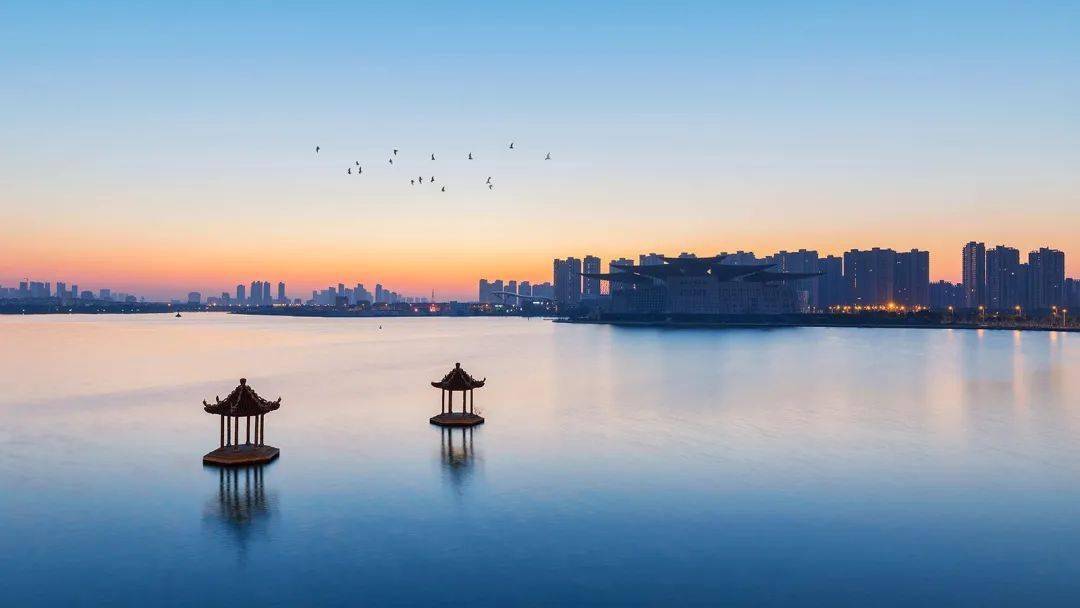 此前在景点上,无锡在太湖沿岸已经开发了多个知名景区,如  鼋头渚