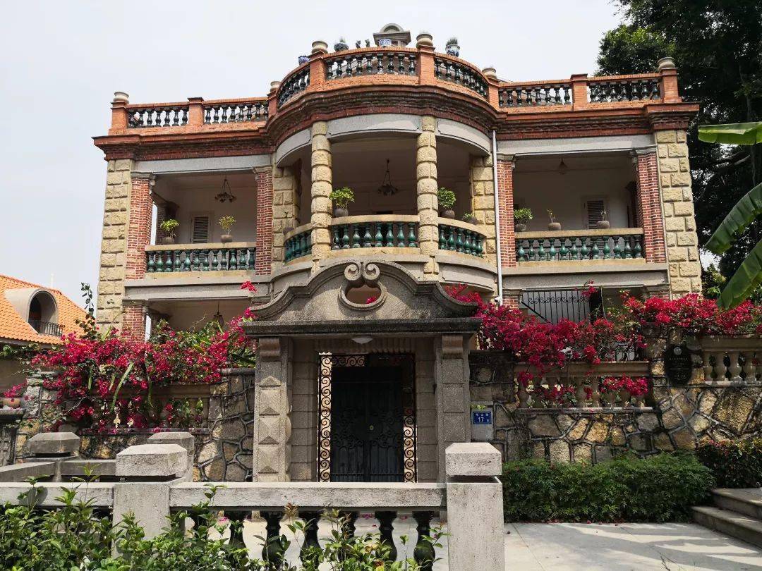 此次"探寻鼓浪屿"活动特邀知名文史专家詹朝霞用中英双语引导大家游览