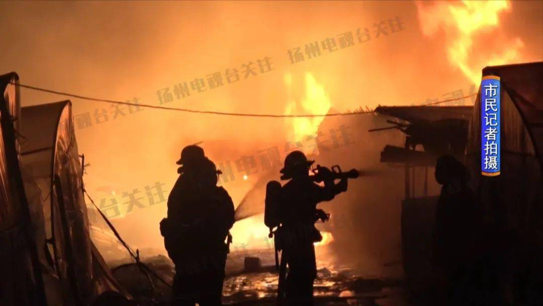 消防员四进火场 抢出四只燃气罐(内有视频)