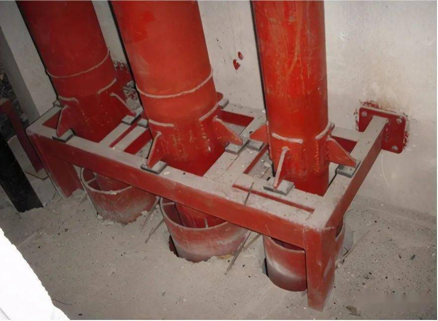 立管固定支架安装形式 保温管道固定件与支架之间垫 防腐木方,防止
