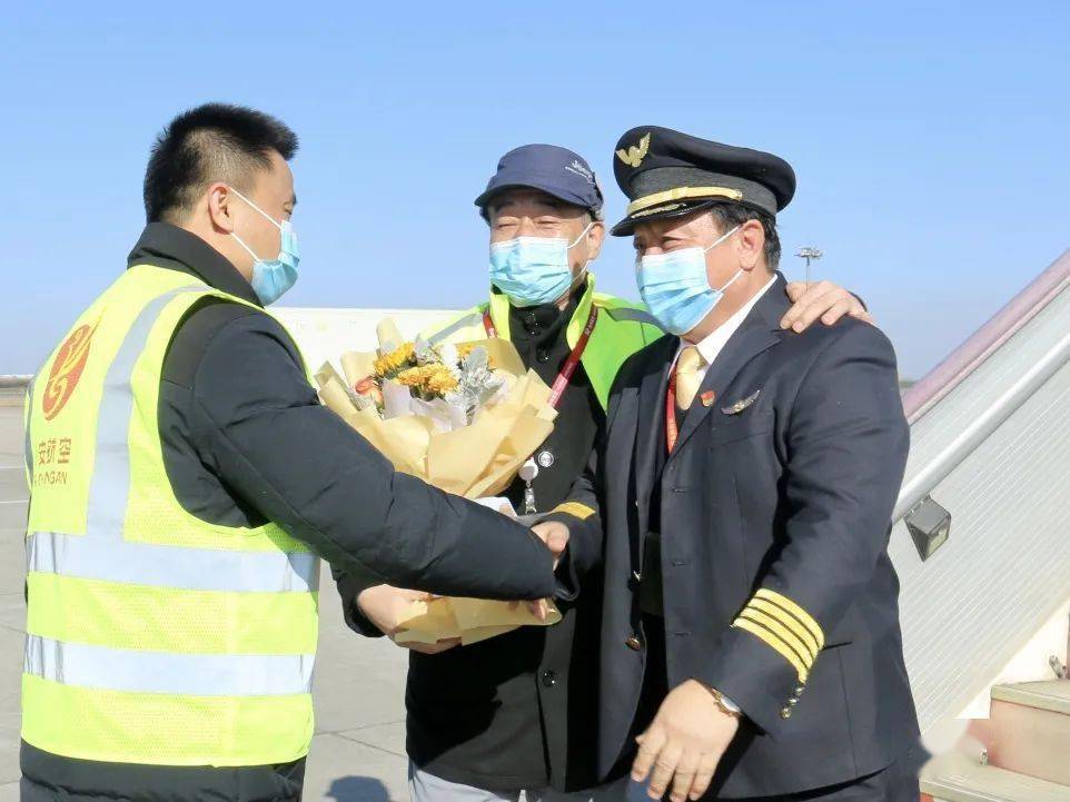 致敬飞行员前辈|几十年如一日,他们曾这样全力保障航空安全_朱亚轩
