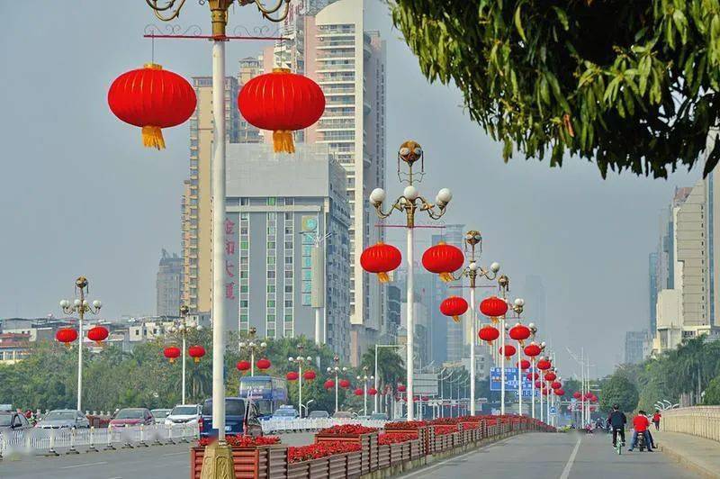 民族大道两旁路灯杆上挂上大红灯笼. 黄维业摄