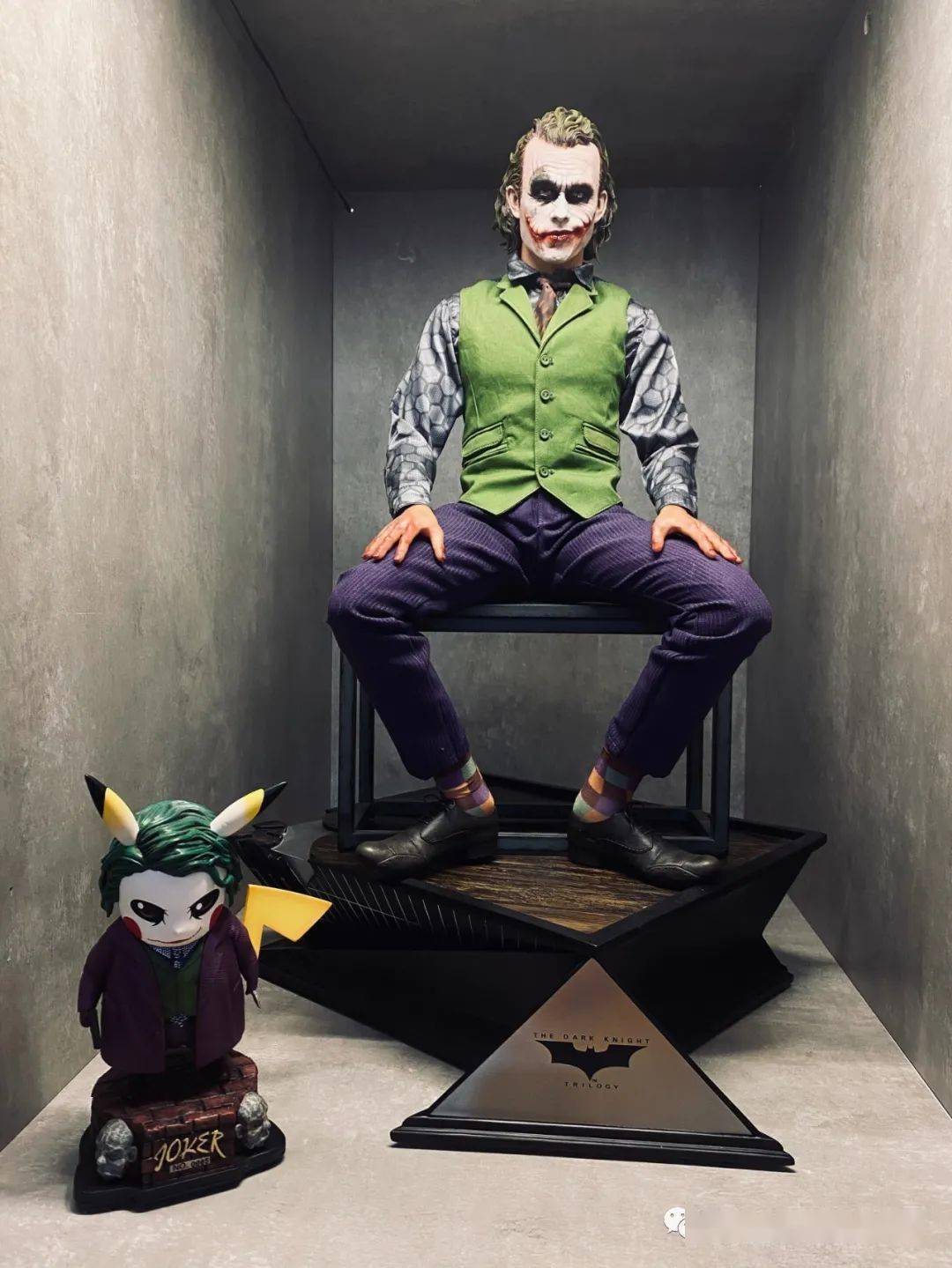 当中扮演的joker,他经典的台词:why so serious体现了他玩世不恭,放荡