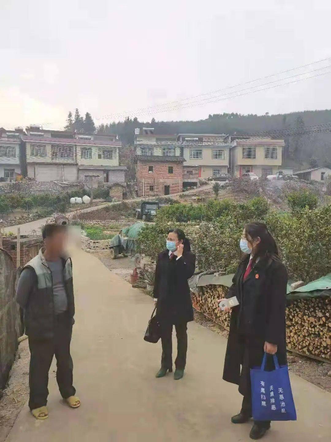 鹿寨县法院寨沙法庭节前家事回访暖人心
