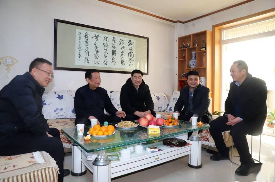 县领导周伟东,周玲,安伟,张强,李志强一同慰问.