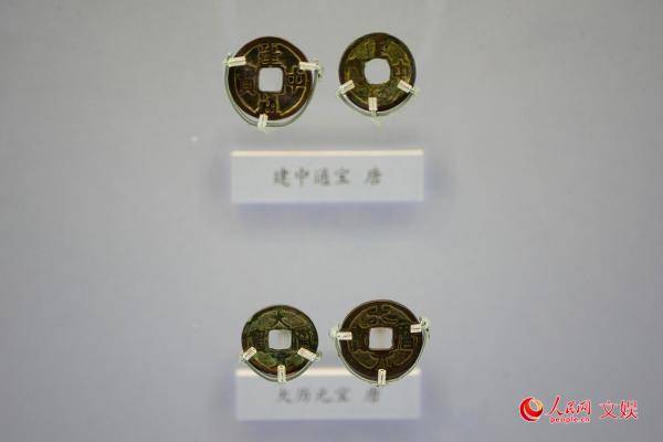 人民网 韦衍行摄观众在中国国家博物馆参观中国古代钱币展.