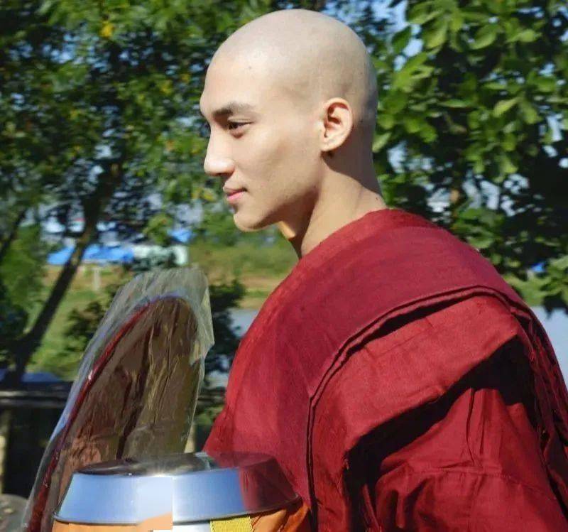 袈裟露出大肌肉最近无数妹子被这个帅和尚迷倒了