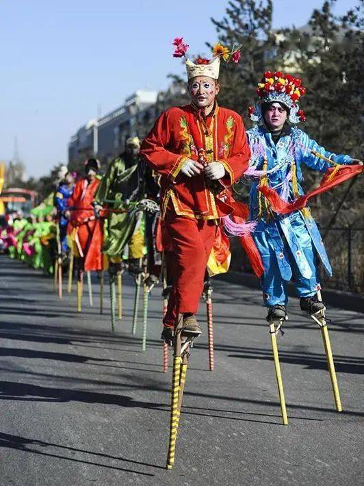 踩高跷以期待新年新进步,步步高升!