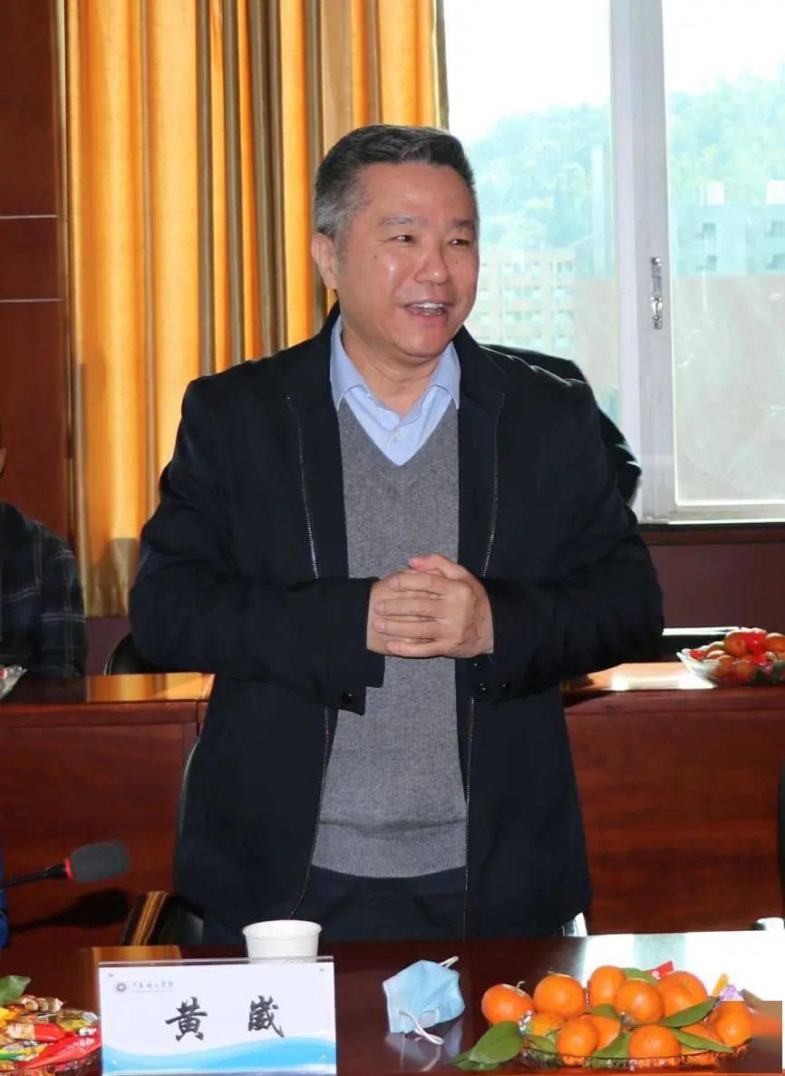 校长黄崴向大家拜年