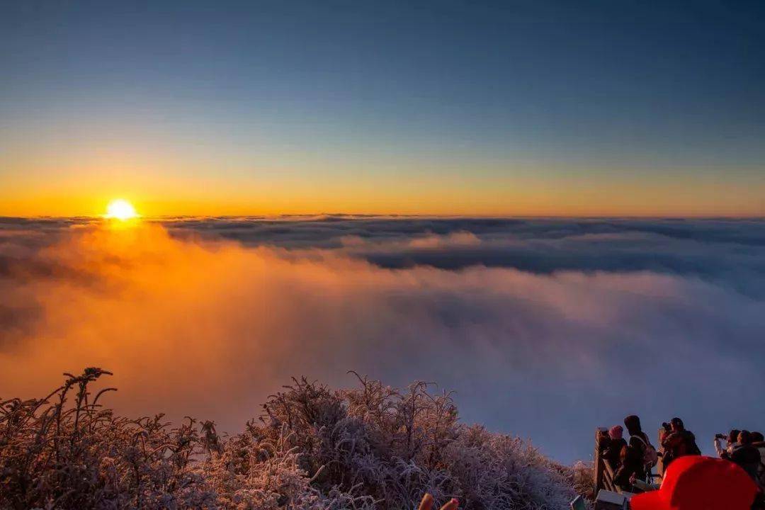 "蜀国多仙山,峨眉邈难匹"之赞叹 尤其是在冬季,日出常和云海相伴出