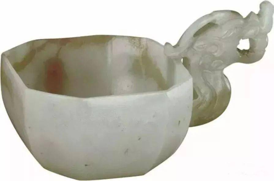 宋代,由于饮茶之风大行,玉杯仍然为数众多,且造型纹饰灵活多样.