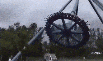 游乐设施大摆锤甩出1人