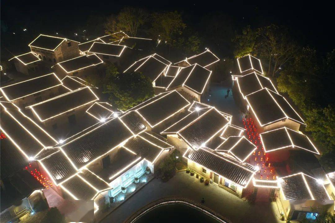 天还未完全暗下来 此时 玉州区仁东镇鹏垌村夜景工程次第点亮 把古
