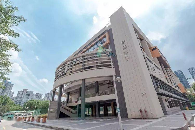 广外艺主要位于广州市天河区,辖五山和燕岭两个校区,此外还有海珠校区