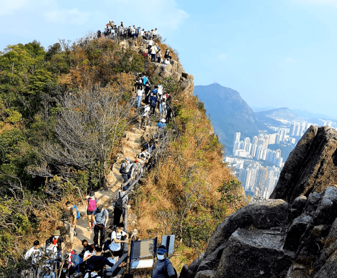 狮子山上,人满为患.西贡的沙滩,一眼望去都是野营的帐篷.