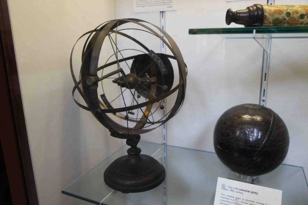 左:1872年拥有专利的行星仪;右:19世纪印度占星家的天球.
