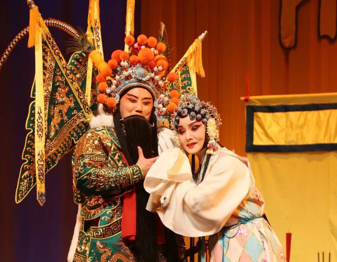 牛年大吉 恭贺新年 春 节 主演:李政成 葛瑞莲 桑丽华等 剧情简介