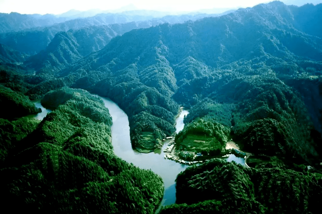 龙潭湖位于重庆市江津县的四面山镇侧,一个宽约百米,长近3000米得