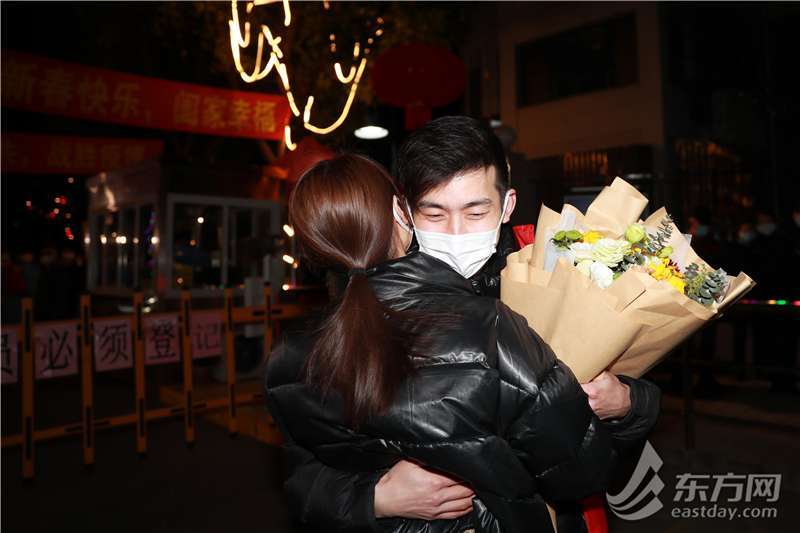 解封时刻:新婚妻子捧花来接丈夫回家