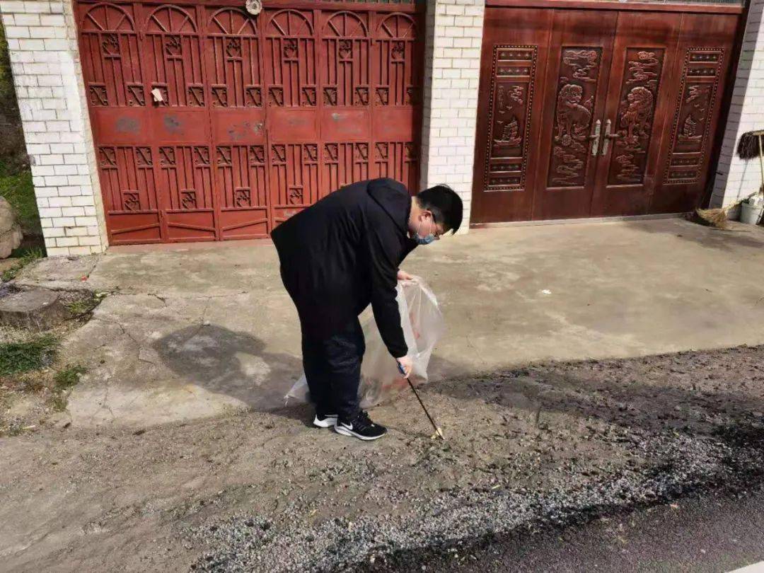 党委书记龚汉莉清理沿堤桥面垃圾.