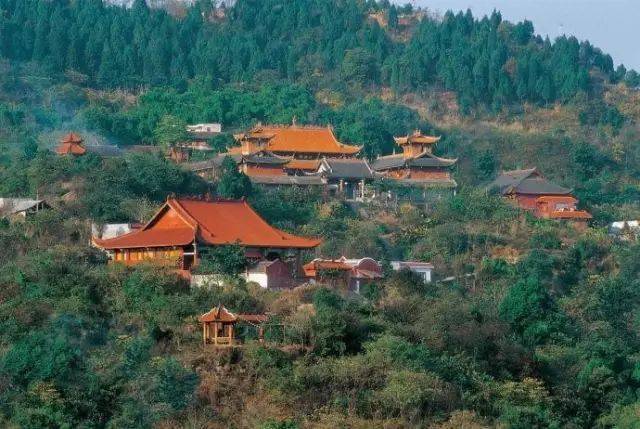 香火的味道弥漫在寺院的每个角落山上有一处寺庙飞泉山仍然屹立在那在