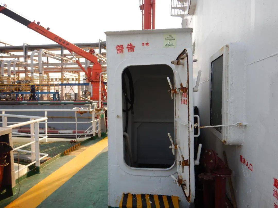 在液货船上一般位于机舱与液货舱之间,内部安放有液货泵,扫舱