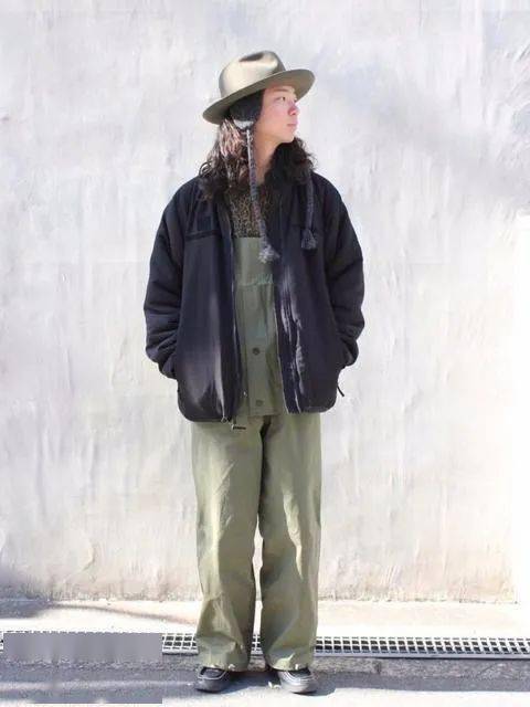 利用吊带裤 防风外套 登山帽展现山系男子的穿搭风格