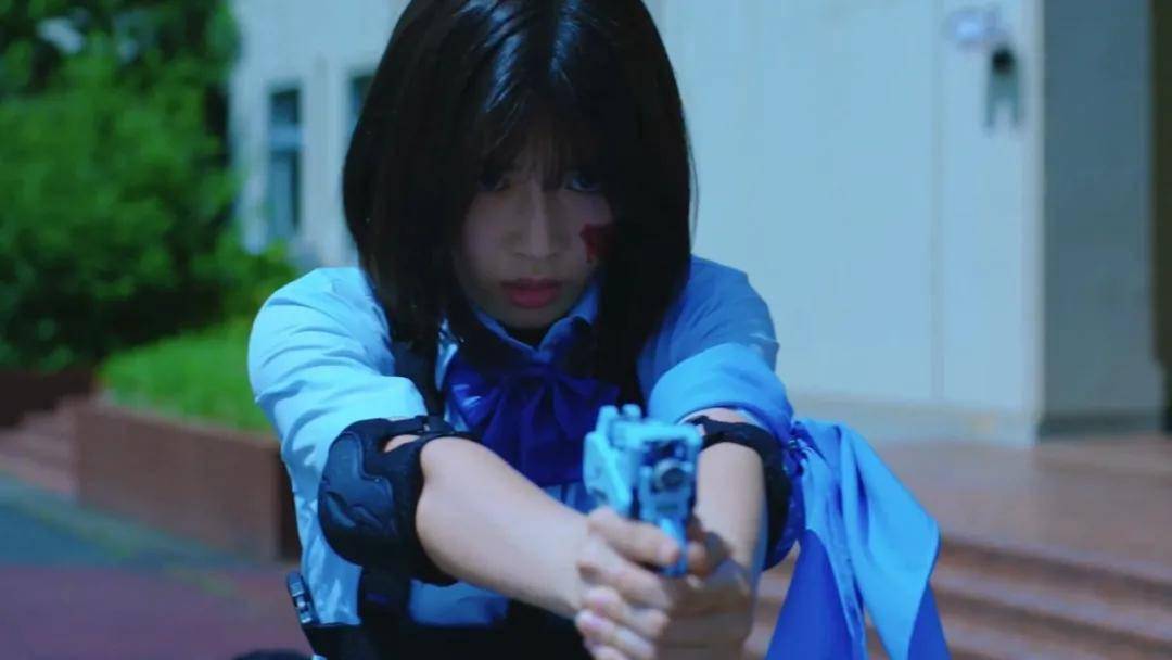 在深夜中展开不得不对同学开枪的大逃杀生存战――「girl gun fight」