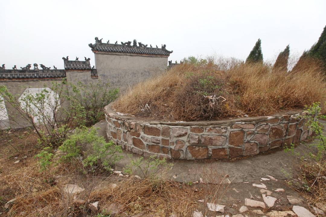 吴道子墓丘拍照完毕后,沿着原路下山,一路小跑地跳跃在台阶上,感觉很