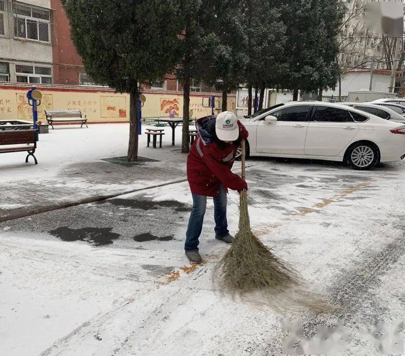 香水园街道各社区扫雪铲冰现场照片